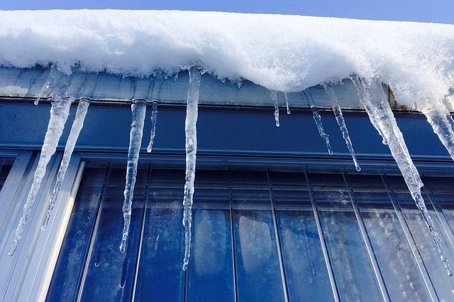 Получить компенсацию при падении снега с крыши в Алхан-Юрте